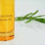 Caudalie Huile Divine – Sonnenhonig auf Holz 