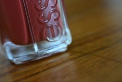 Ein Lack wie eine Handtasche – ESSIE Very Structured